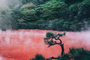 Почему кипящий пруд в Японии называют кровавым