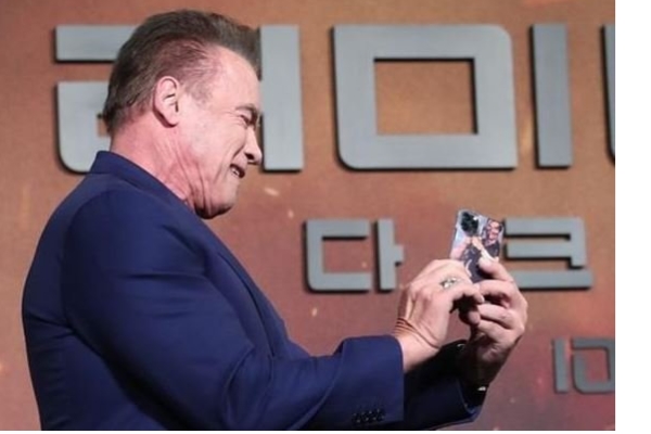 Шварценеггер превратил камеру iPhone 11 Pro в огнемет