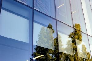 Особенности, плюсы и сфера применения холодного остекления