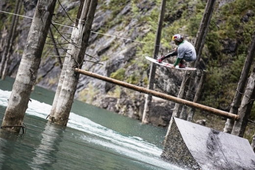 Red Bull Highland Wake – головокружительные трюки Никиты Мартьянова на горном озере (фото)