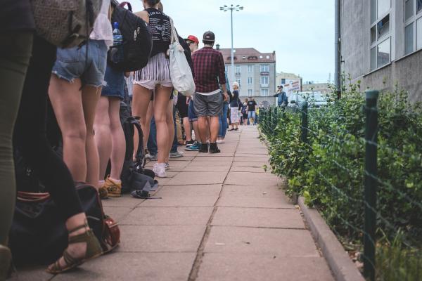 Стоимость места в очереди за новым смартфоном в Москве достигает 500 тысяч рублей