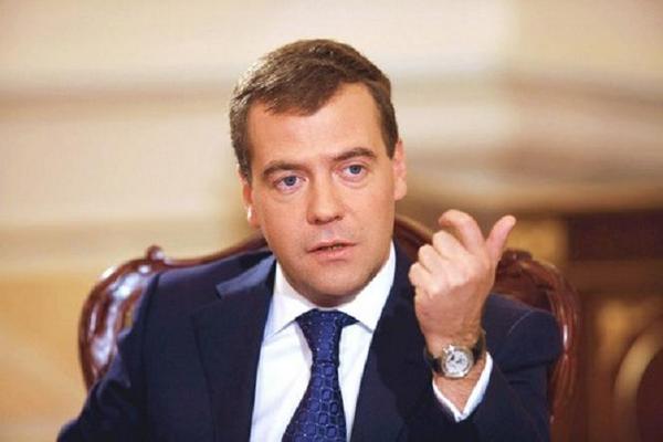 Медведев пообещал вовремя выплачивать зарплаты и пенсии