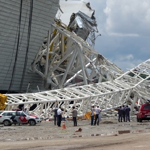 У бразильского стадиона, на котором запланировано открытие ЧМ-2014 по футболу, рухнула крыша