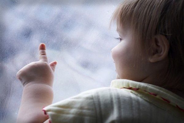 В Дзержинске из окна на 4 этаже выпала 1,5-годовалая девочка