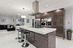 Особенности кухонь без верхних шкафов