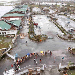 Число жертв супертайфуна на Филиппинах – не менее 10 тысяч человек