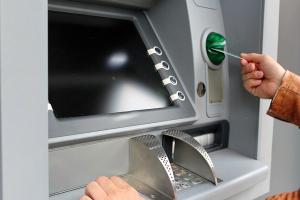 Россиянам не стоит рассчитывать на обнуление комиссий за снятие наличных в банкоматах