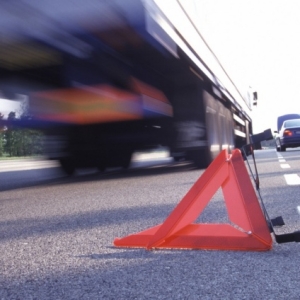 Улица Ларина парализована: легковушку засыпало досками
