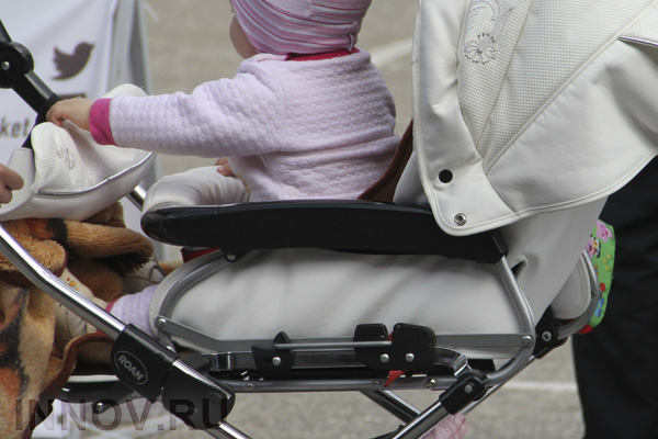 Мать обменяла ребенка на билет за границу