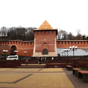 Площади перед Зачатьевской башней дадут имя?