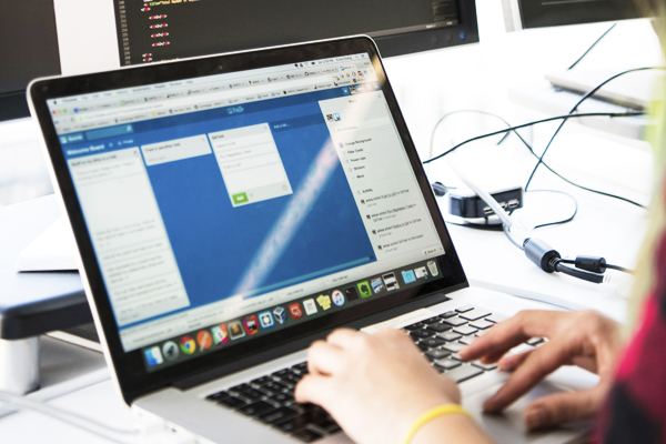 Аутстаффинг программистов 1С: как это работает и почему это выгодно вашему бизнесу
