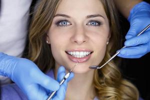 Как стоматологи относятся к полоскам для отбеливания зубов