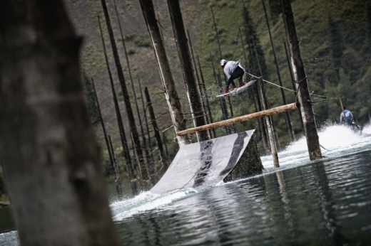 Red Bull Highland Wake – головокружительные трюки Никиты Мартьянова на горном озере (фото)