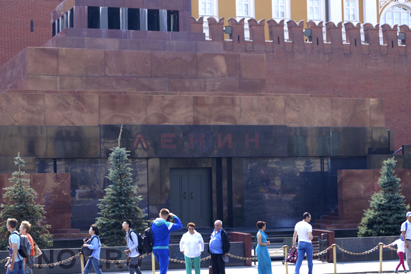 Культурная программа Джонни Деппа в Москве включила Мавзолей