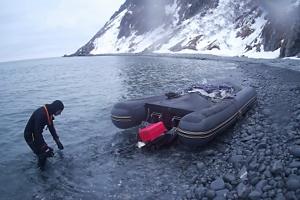 На Камчатке двое мужчин шесть дней дрейфовали в океане на резиновой лодке