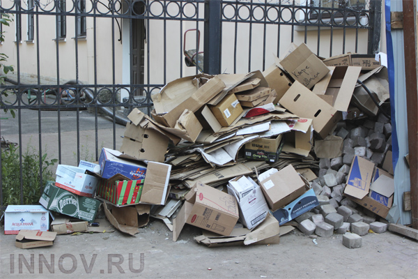 В Крыму ответственным за ликвидацию свалок чиновникам начали вываливать мусор возле дома