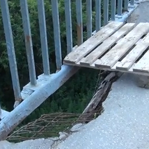 Дыра на Ванеевском мосту!