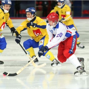 Сборная России по хоккею с мячом потерпела первое поражение от принципиальных соперников  сборной  Швеции