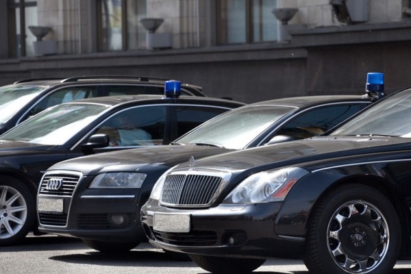 Госкомпаниям запретят покупать иномарки