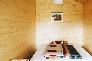 Вагонка из сосны как универсальный отделочный материал для загородных домов и дач