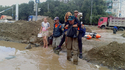 Нижегородские инспекторы ГИМС эвакуируют жителей Хабаровска(ФОТО)