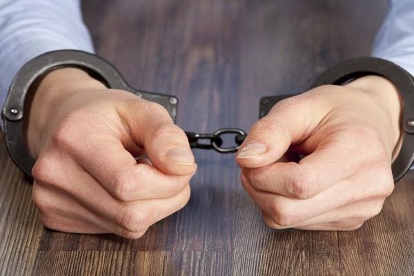 Полицейский попал под следствие за нанесенную драчуну пощечину  