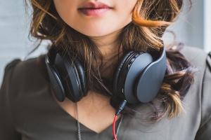 Стоит ли слушать музыку на работе?