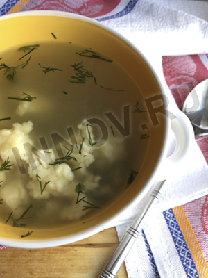 Куриный бульон с клецками