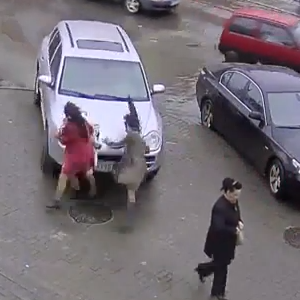 Видео ДТП, где Porsche Cayenne раздавил пешехода у ТЦ (18+)