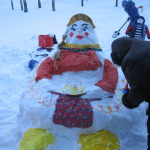 В Нижегородском кремле возле Ивановской башни поселились снеговики (фото)