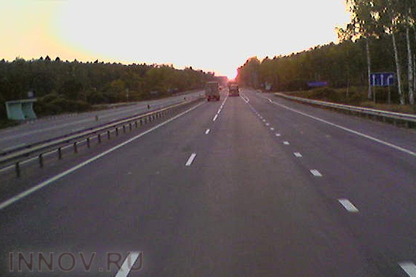 В Малайзии странный мужчина занялся гимнастикой на оживленной автотрассе