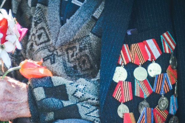 В городке Окуловка двое мужчин напали на пенсионерку-ветерана в Новгородской области