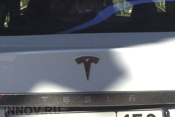Tesla проехала около 1000 км на одном заряде