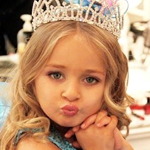 Утренний обзор 30 апреля: о кукольном кафе и девочках-куклах