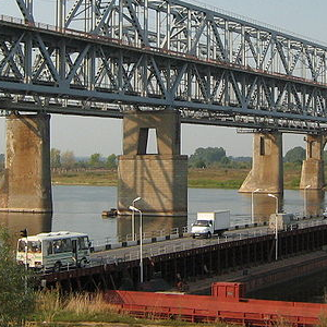 Открылся наплавной мост через Волгу