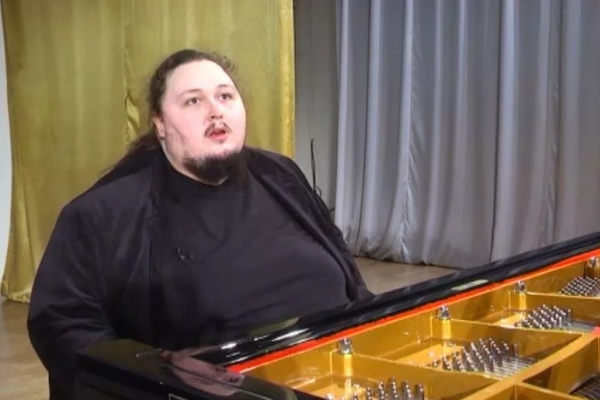 Сын Никаса Сафронова застрял в туалете самолета