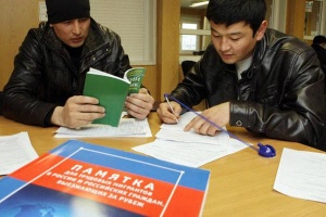 Участие мигрантов на российском рынке труда уменьшится в 2015 году