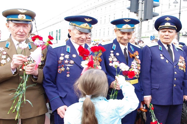 По мнению граждан нашей страны внимания к ветеранам Великой Отечественной стало больше