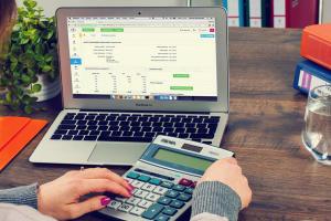 Первая помощь бизнесу: Где найти актуальную информацию для бухгалтерии и кадровой службы в режиме онлайн