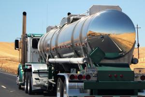 Водовозы, молоковозы и цистерны для перевозки пищевых жидкостей