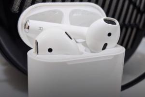 Apple     AirPods