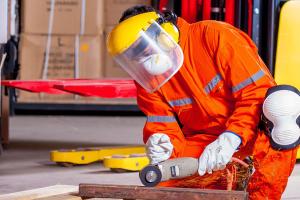 Сигнальная светоотражающая одежда – большой выбор изделий с логотипами