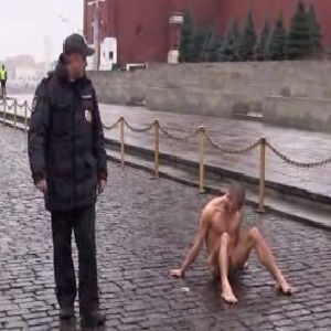 Питерский художник прибил свои половые органы гвоздем к брусчатке на Красной площади
