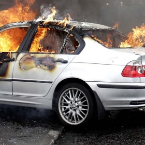 В Кстове сожгли «семёрку» BMW