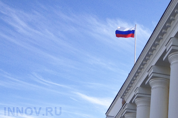Волгоградские дворники использовали российский флаг вместо мешка для мусора