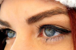 Профессиональное окрашивание бровей и ресниц 