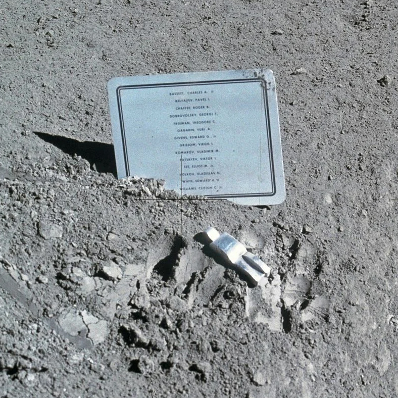 pol-van-hejdonk-pavshij-astronavt-1971-angl-fallen-astronaut-alyuminij-vysota-8-5-sm.jpg