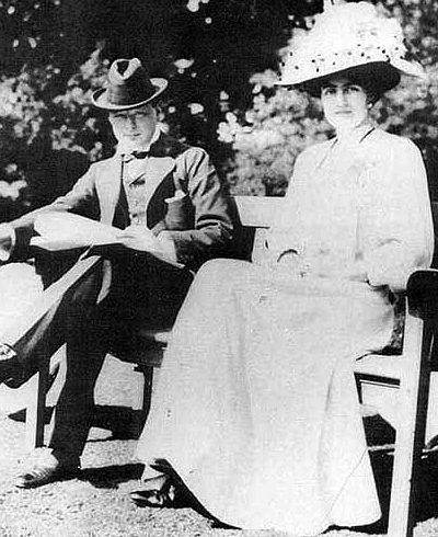 Winston_Churchill_(1874-1965)_with_fianc&#233;e_Clementine_Hozier_(1885-1977)_shortly_before_their_marriage_in_1908.jpg
